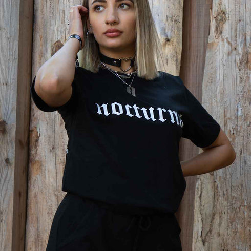 Frau mit nocturnal regular T-Shirt unisex in schwarz